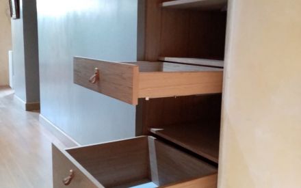 Rangement en bois de ch&ecirc;ne avec tiroirs et &eacute;tag&egrave;res int&eacute;gr&eacute; dans une niche