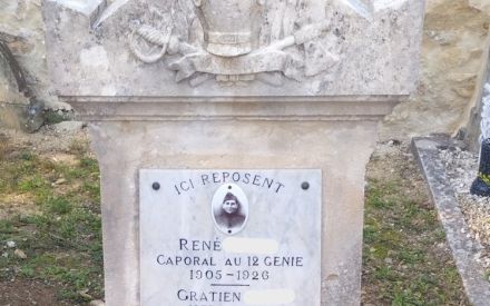 tombe datant de 1893.