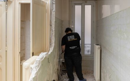 Ouvrier Modelar qui travaille dans une salle de bain