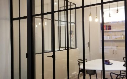 Verrière de séparation de bureaux dans une agence