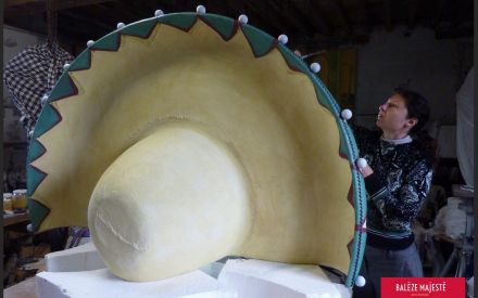 mise en peinture par Jeanne Spehar d'un sombrero g&eacute;ant, enseigne pour un tex mex, fabrication en collaboration avec fabrice Gloux, atelier du Bal&egrave;ze Majest&eacute;