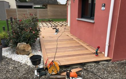 terrasse175m² de terrasse sur plots, lambourdes et lames de bois en CUMARU