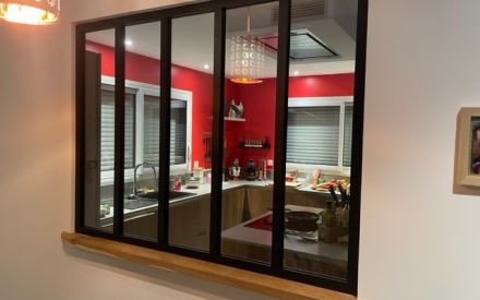 Installation d'une verrière dans une cuisine, aluminium et verre trempé