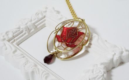 Pendentif "Rose éternelle en vitrail" version rouge
