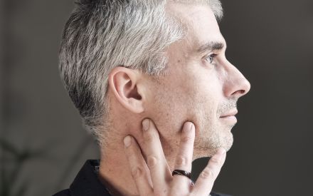 Bague en ébène portée