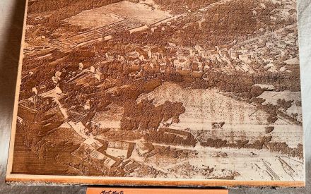 Gravure d'une commune sur bois